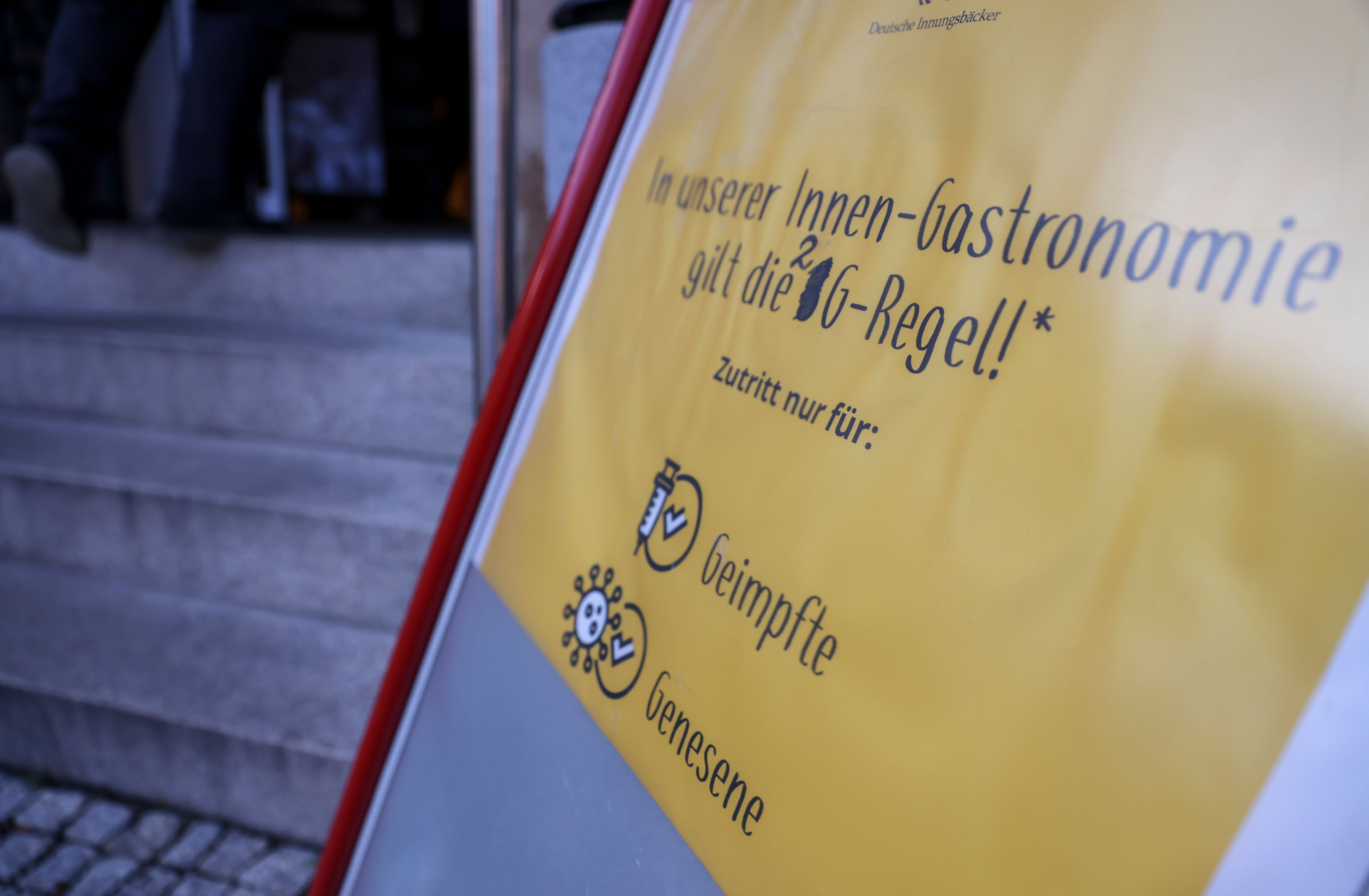 Download von www.picturedesk.com am 12.11.2021 (08:22).  09 November 2021, Saxony, Annaberg-Buchholz: A sign in front of a café reads "The 2G rule applies in our indoor gastronomy! Admission only for vaccinated or recovered persons", whereby the "3" has been replaced by a "2". In order to react to the situation with the high numbers of new infections, the 2G rule has been in force in Saxony since 8.11. for parts of public life. Accordingly, only vaccinated and recovered persons have access to restaurants, bars, discotheques and cultural institutions. Photo: Jan Woitas/dpa-Zentralbild/dpa - 20211109_PD10343 - Rechteinfo: Rights Managed (RM)