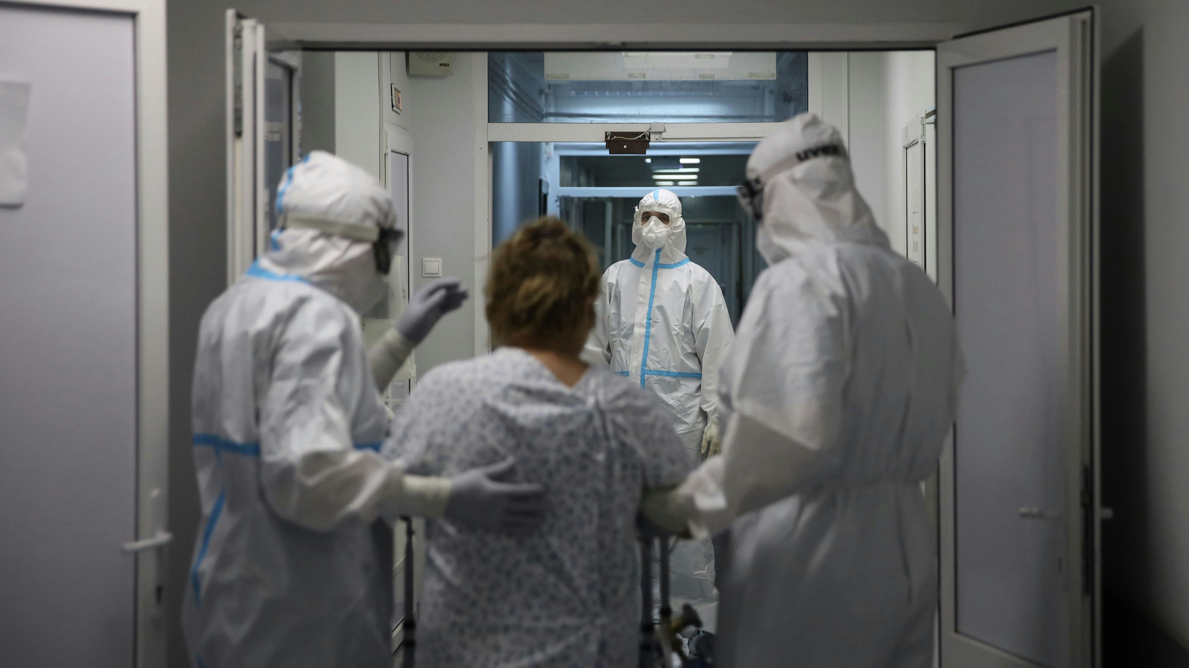 Download von www.picturedesk.com am 12.11.2021 (07:50).  Medical staff members wearing special suits to protect against COVID-19 help walk a patient with coronavirus at an ICU at the Regional Clinical Hospital 1, in Krasnodar, south Russia, Tuesday, Nov. 2, 2021. Coronavirus deaths in Russia hit another daily record several days after a nationwide order for many Russians to stay off work took effect. Russia's state coronavirus task force has reported record daily infections or deaths almost every day for the last month. (AP Photo/Vitali Timkiv) - 20211102_PD3701 - Rechteinfo: Rights Managed (RM)