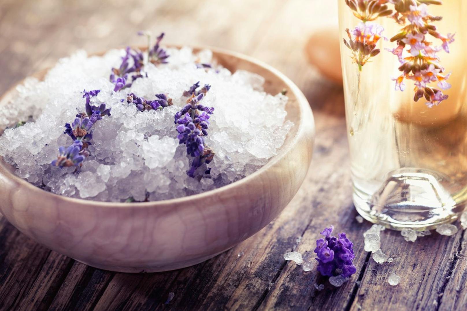 Lavendel-Düfte werden oft für entspannende Momente eingesetzt. Diese sorgen für ein beruhigtes Gemüt und heilen deine strapazierten Nerven. Bei starker Nervosität solltest du dich von der aromatischen Pflanze beruhigen lassen.