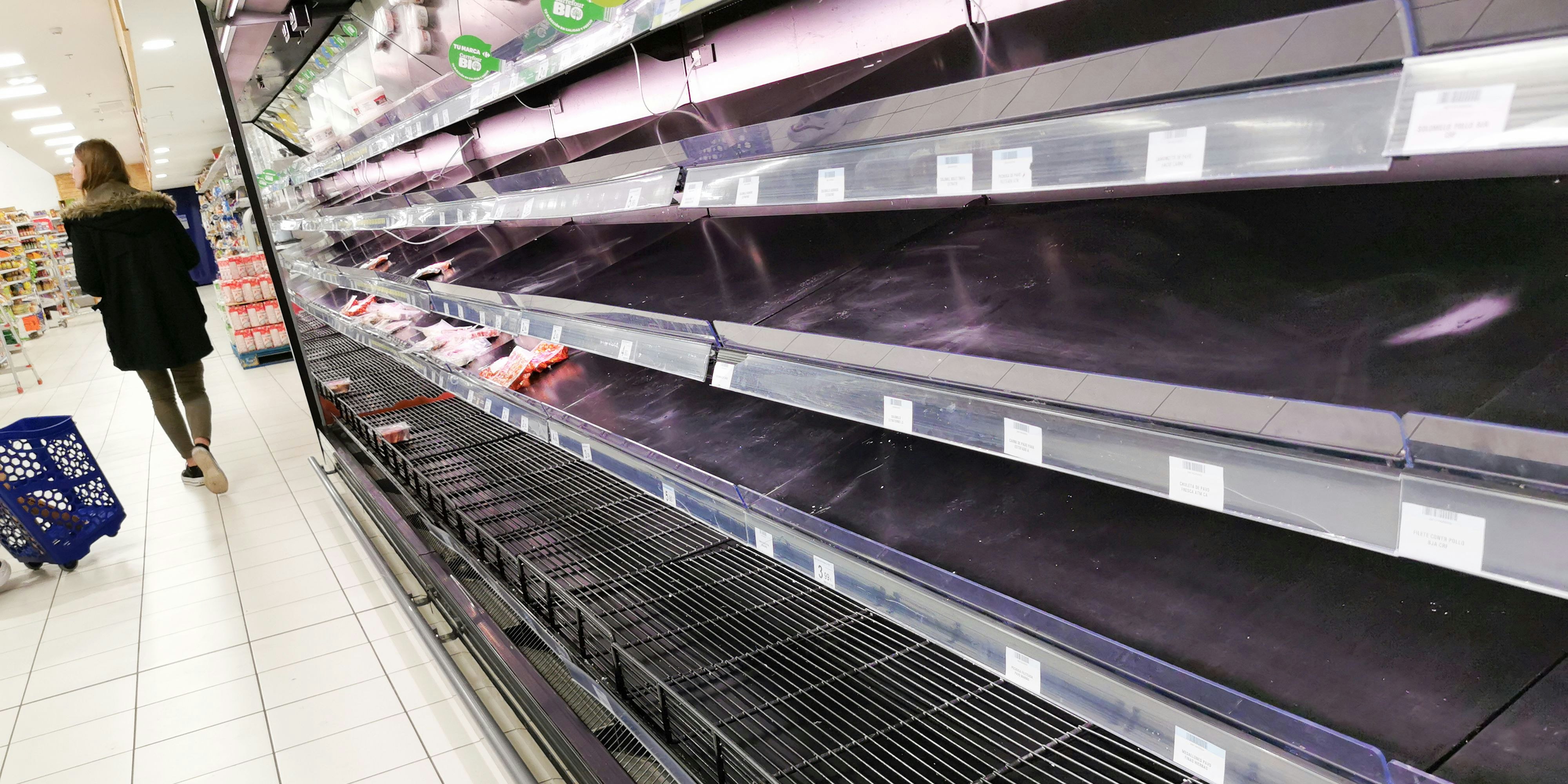 Download von www.picturedesk.com am 12.11.2021 (09:08).  16 March 2020, Spain, Sa Coma: In a big supermarket you can see empty meat shelves in the early afternoon. At the beginning of the week there were still hamster purchases in the supermarkets on Mallorca. To combat the rapidly spreading coronavirus epidemic, the Spanish government declared a two-week curfew on Saturday evening. Photo: Bodo Marks/dpa - 20200316_PD6702 - Rechteinfo: Rights Managed (RM)