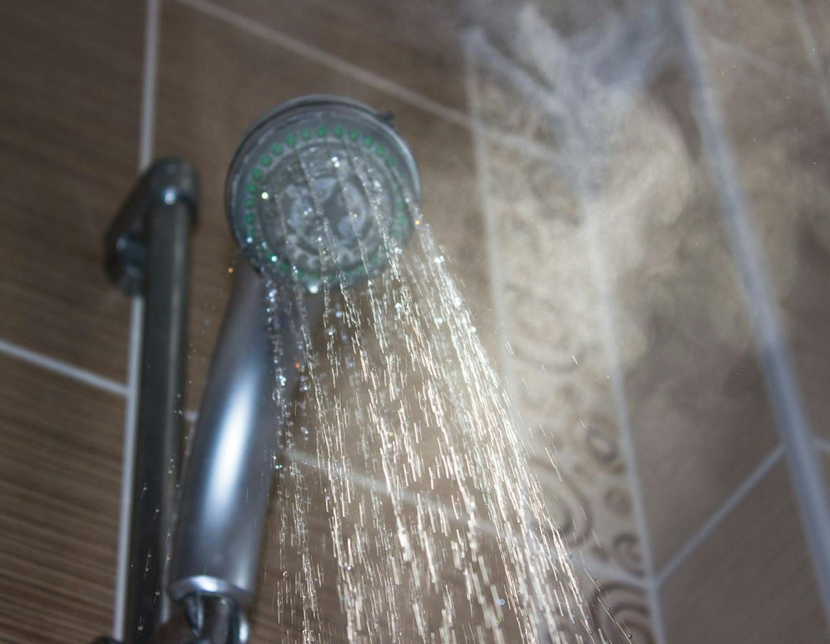 Beim duschen solltest du nicht zu viel heißes Wasser oder Seife verwenden. Diese schädigen deinen Hautschutzmantel und strapazieren deine Haut.