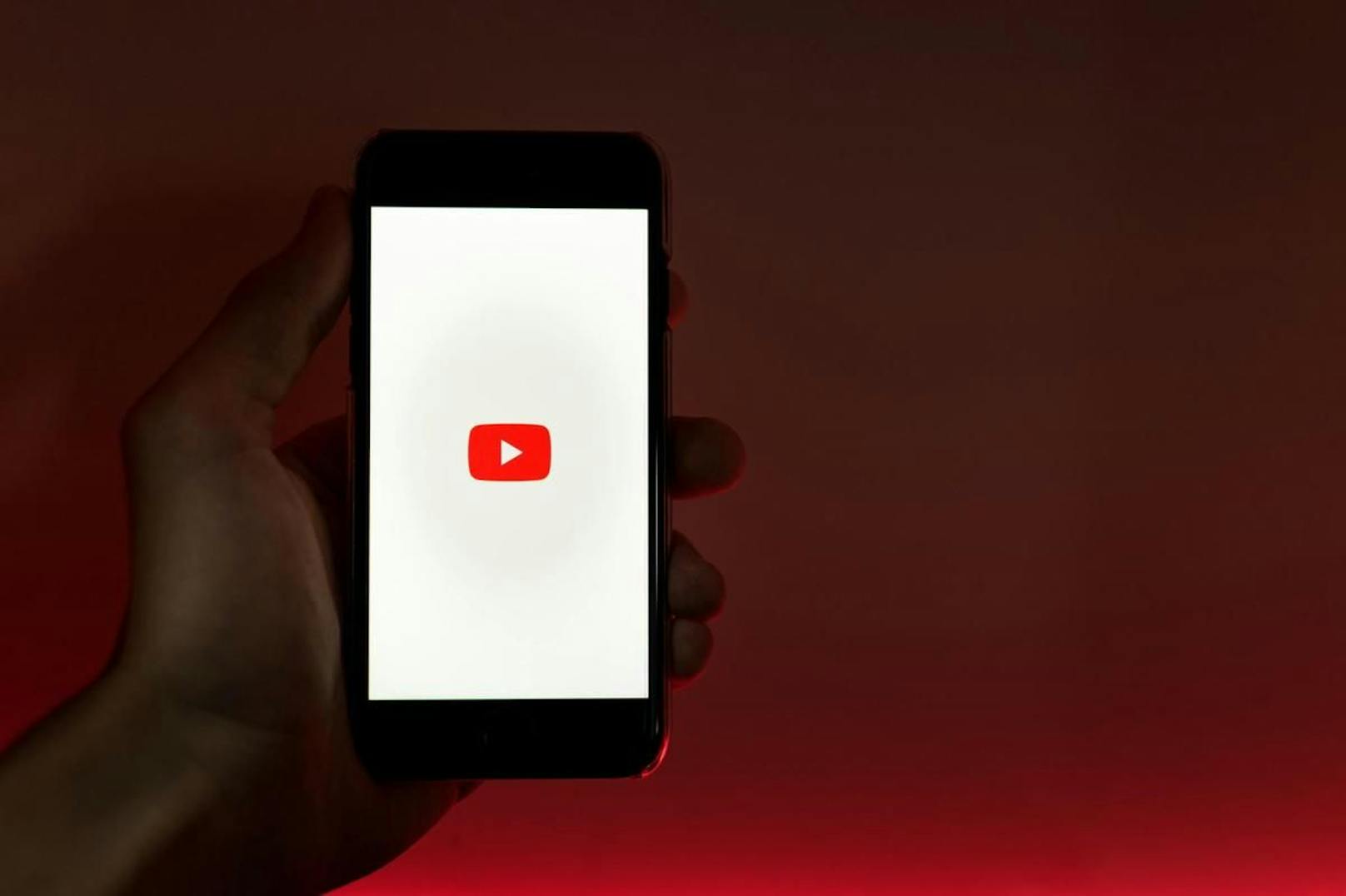YouTube hatte das Problem, dass der Button zum Teil für Kampagnen gegen einzelne Nutzerinnen und Nutzer missbraucht wurde.