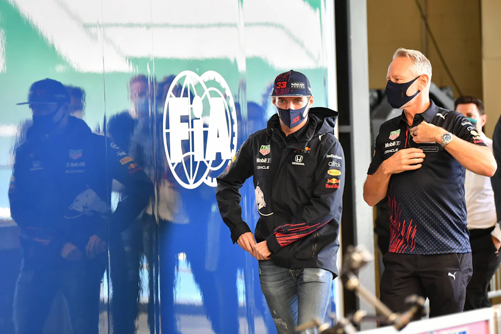 Max Verstappen bei den Stewards. 