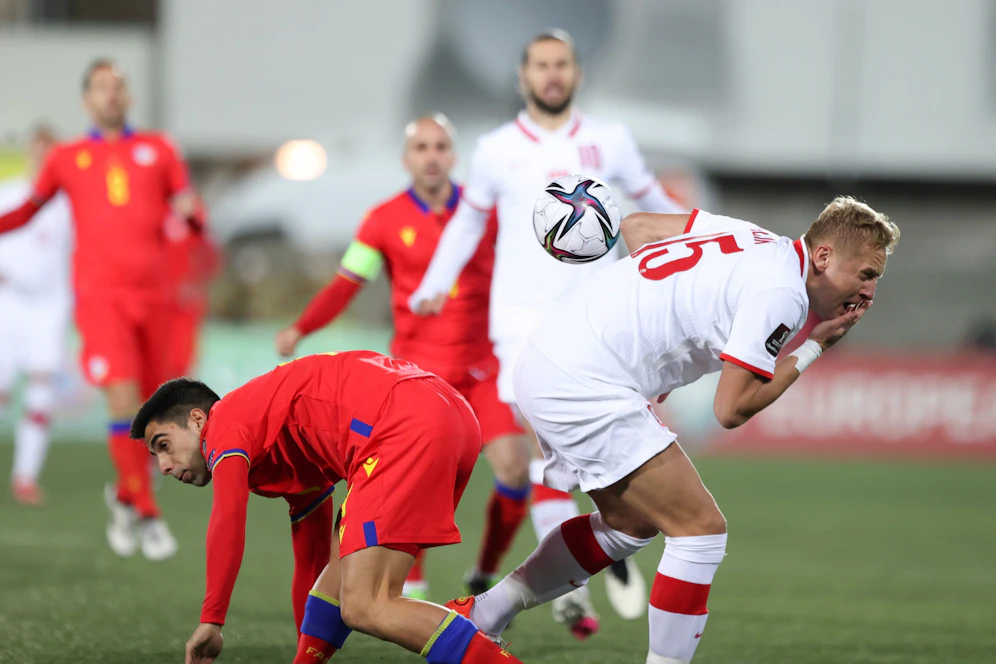 Cucu im Duell mit Polens Kamil Glik. 