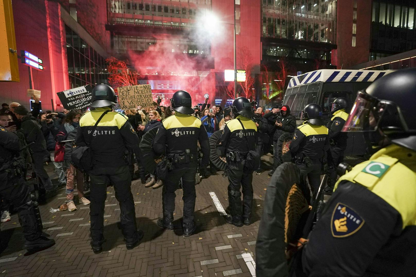 Bei einer Lockdown-Demonstration in Den Haag kam es zu fünf Festnahmen.