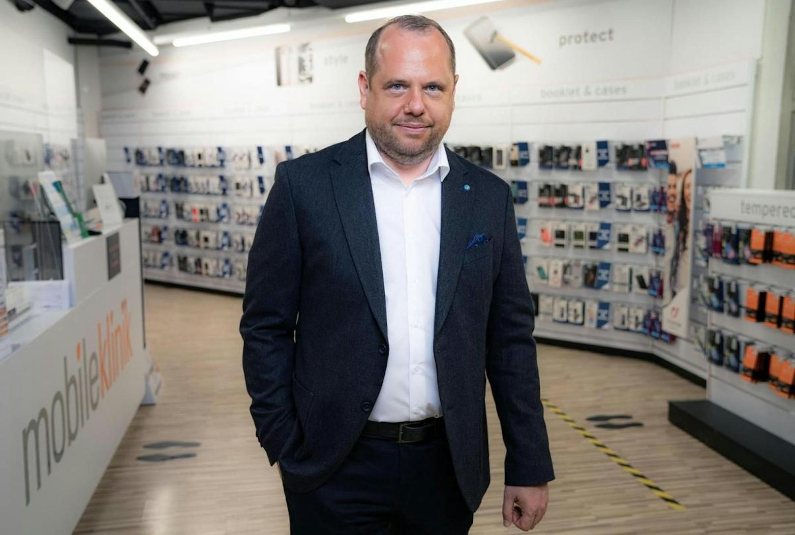 "Das verdoppelt die Reparaturzeit", sagt Marcel Dossenbach, CEO der Schweizer Mobile Klinik AG.