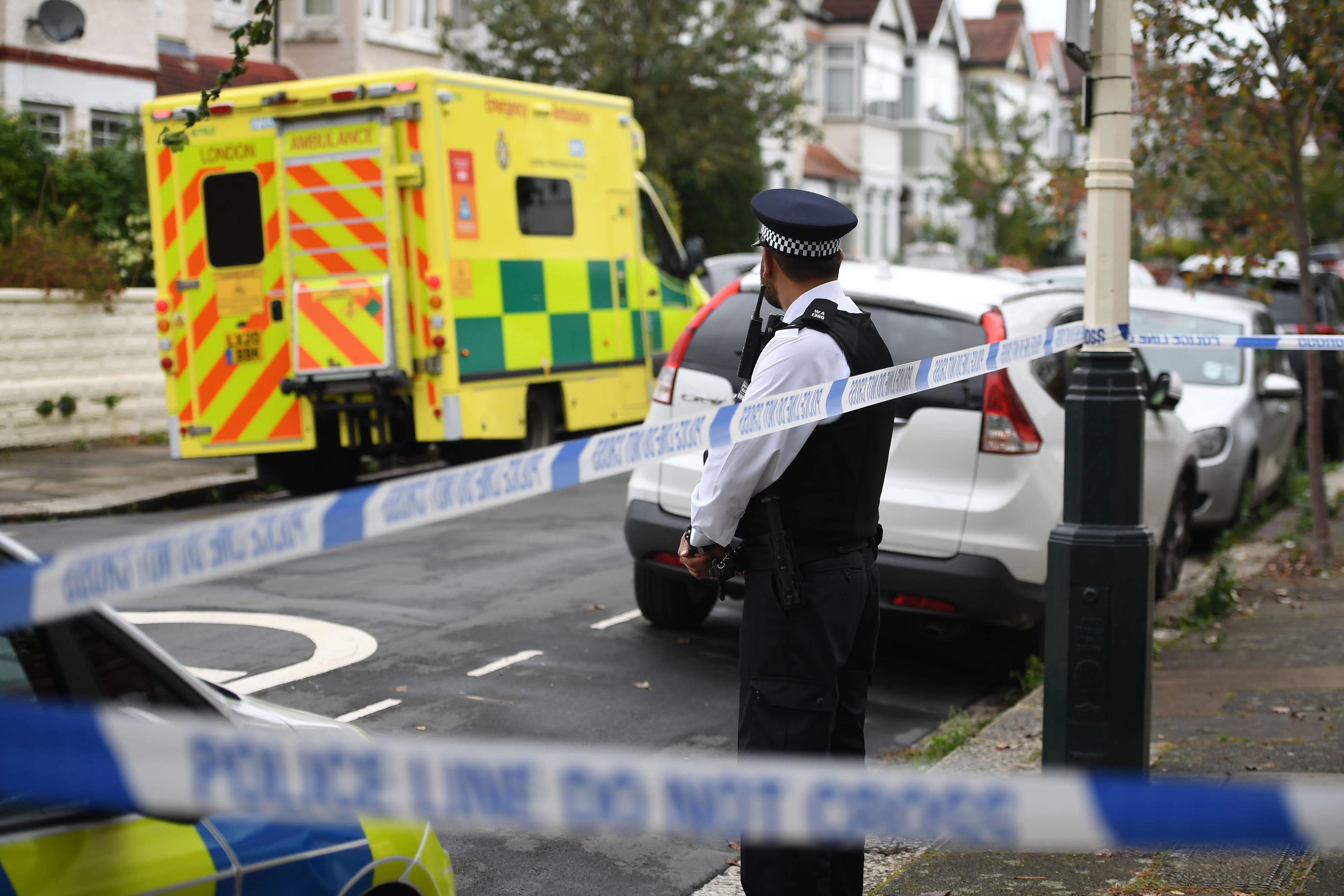 Download von www.picturedesk.com am 13.11.2021 (11:34).  Murder investigation launched after five-year-old girl found dead in Ealing. A woman has been arrested on suspicion of murder after a five-year-old girl was found dead in Ealing. Police were called to concerns for the welfare of the occupants of a home in Leyborne Avenue at 1pm on Tuesday. On arrival paramedics and officers found the body of the girl, pronouncing her dead at the scene. Police said the girls family have been informed of her death and a post-mortem examination will now take place. A 31-year-old woman was arrested at the scene on suspicion of murder and taken into custody. Murder scene in West Ealing in Leybourne Ave today © Jeremy Selwyn / Evening Standard / eyevine :...http://. - 20210915_PD1734 - Rechteinfo: Rights Managed (RM)