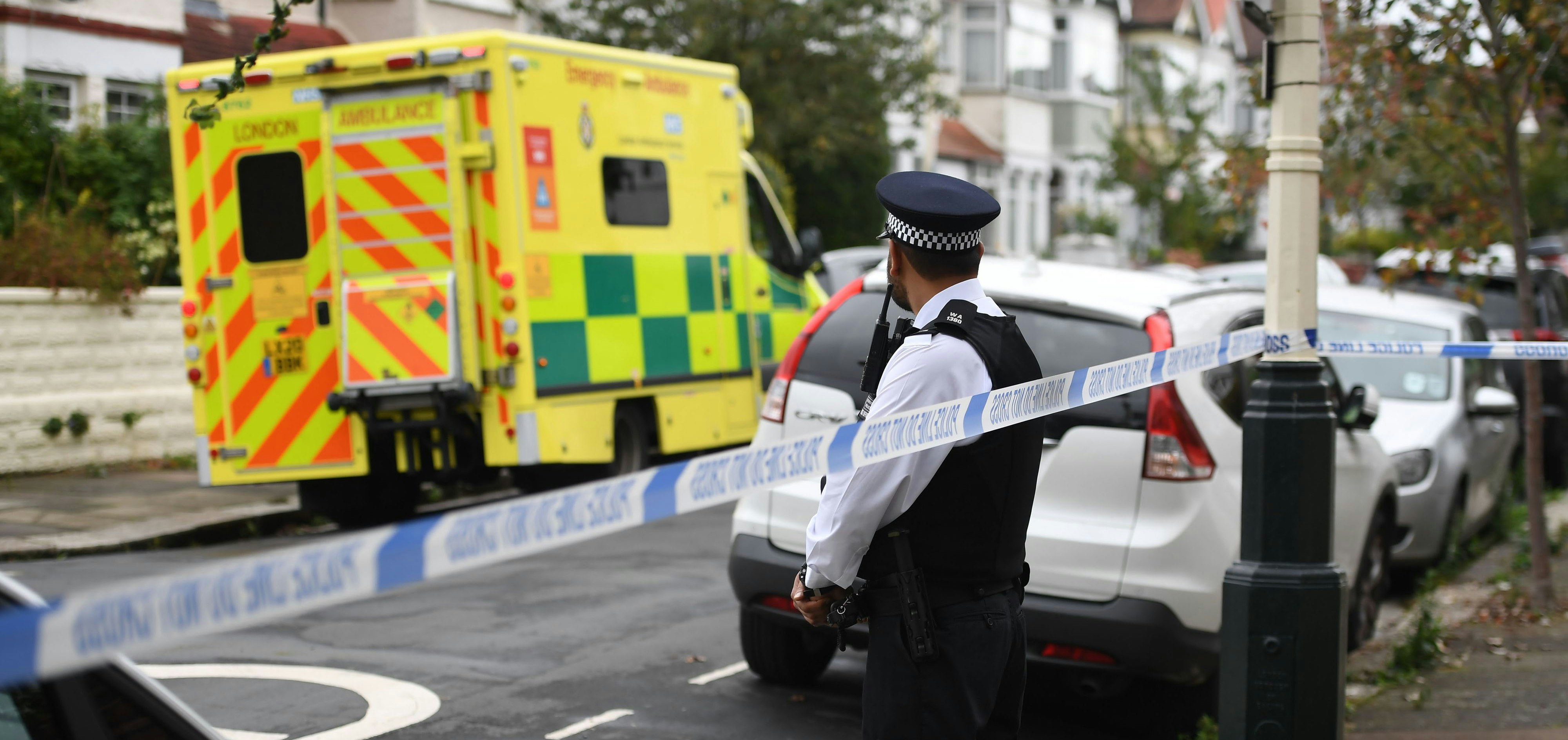 Download von www.picturedesk.com am 13.11.2021 (11:34).  Murder investigation launched after five-year-old girl found dead in Ealing. A woman has been arrested on suspicion of murder after a five-year-old girl was found dead in Ealing. Police were called to concerns for the welfare of the occupants of a home in Leyborne Avenue at 1pm on Tuesday. On arrival paramedics and officers found the body of the girl, pronouncing her dead at the scene. Police said the girls family have been informed of her death and a post-mortem examination will now take place. A 31-year-old woman was arrested at the scene on suspicion of murder and taken into custody. Murder scene in West Ealing in Leybourne Ave today © Jeremy Selwyn / Evening Standard / eyevine :...http://. - 20210915_PD1734 - Rechteinfo: Rights Managed (RM)