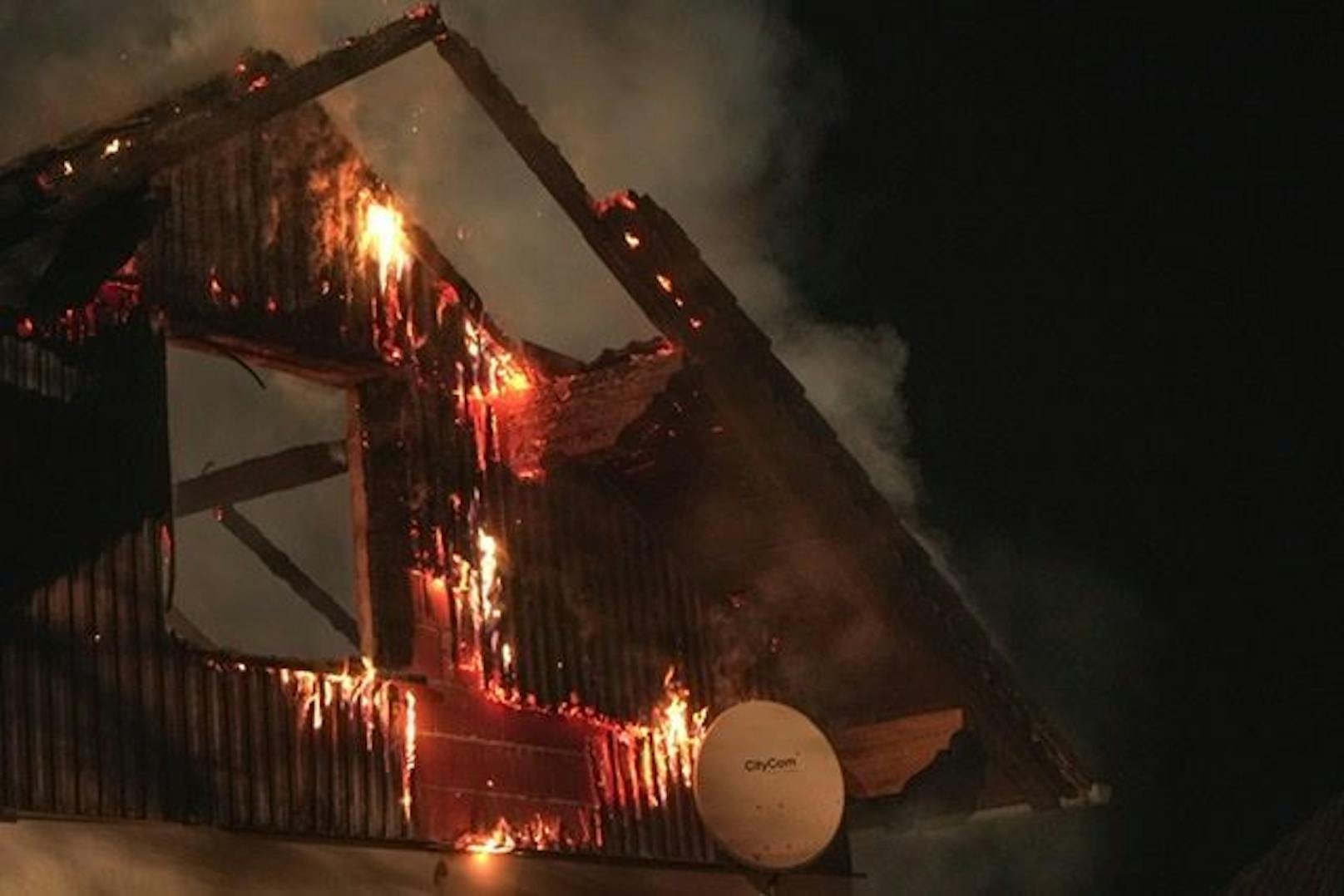 Die Feuerwehr im Löscheinsatz. 