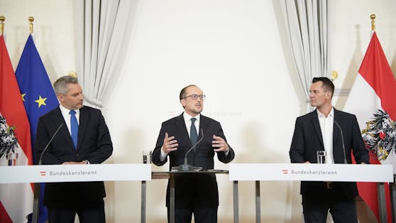Karl Nehammer, Kanzler Alexander Schallenberg, Wolfgang Mückstein (v. l.) im Kanzleramt
