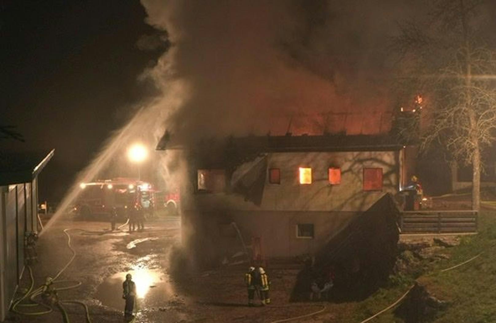 Die Feuerwehr im Löscheinsatz. 