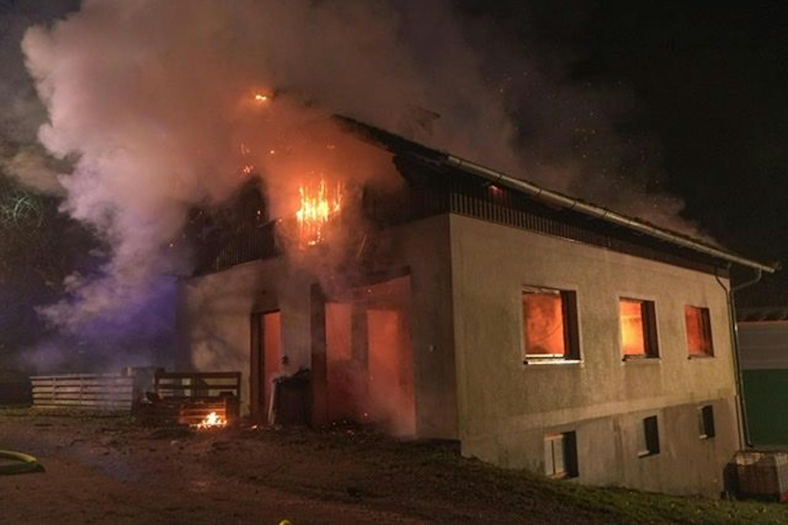 Die Feuerwehr im Löscheinsatz. 