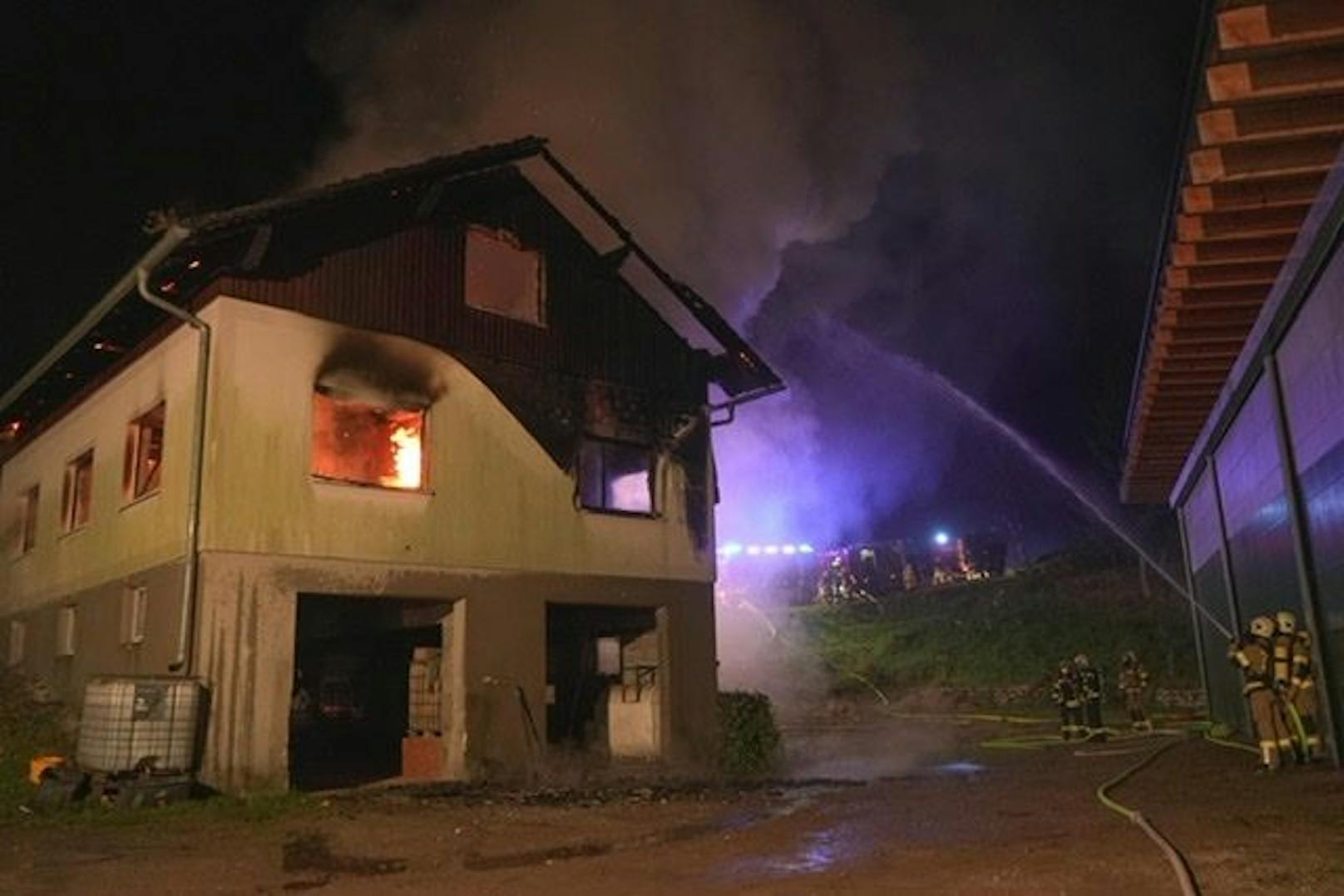 Die Feuerwehr im Löscheinsatz. 