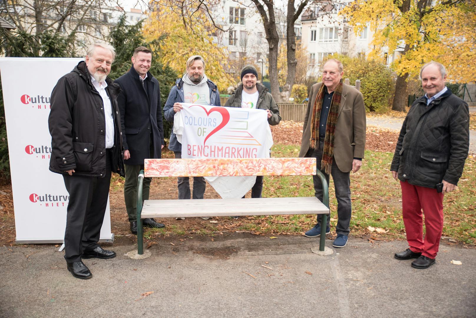 Nun wurde die Attersee-Bank im Streckerpark (Hietzing) durch den Künstler Christian Ludwig Attersee (2,v.r.), den SPÖ-Gemeinderäten Gerhard Schmid (l.) und Marcus Schober (2.v.l.) sowie Vertretern des Vereins "BenchMarking" übergeben.&nbsp;