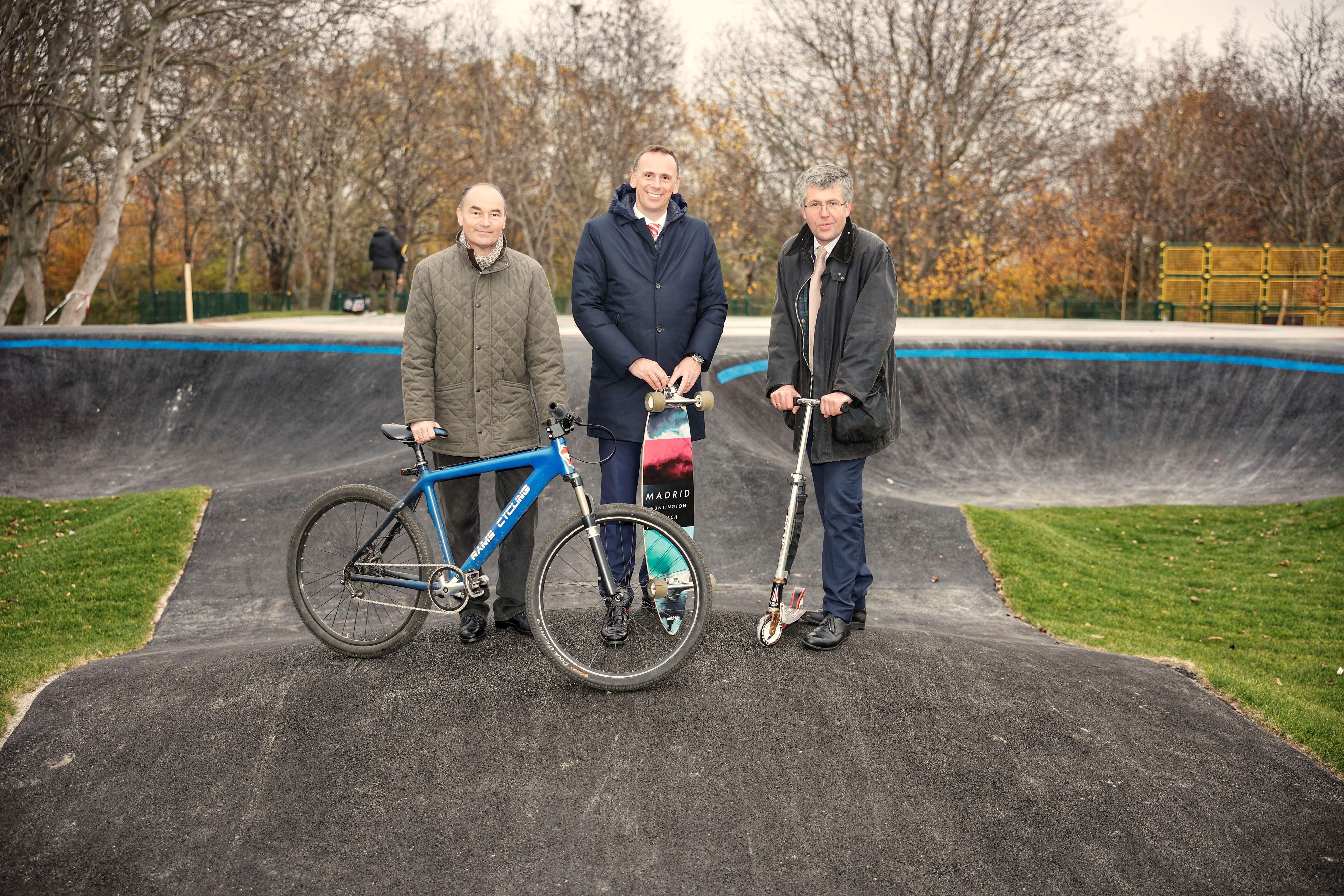 Bürgermeister Andreas Linhart, Sportlandesrat Jochen Danninger und Landtagsabgeordneter Martin Schuster 