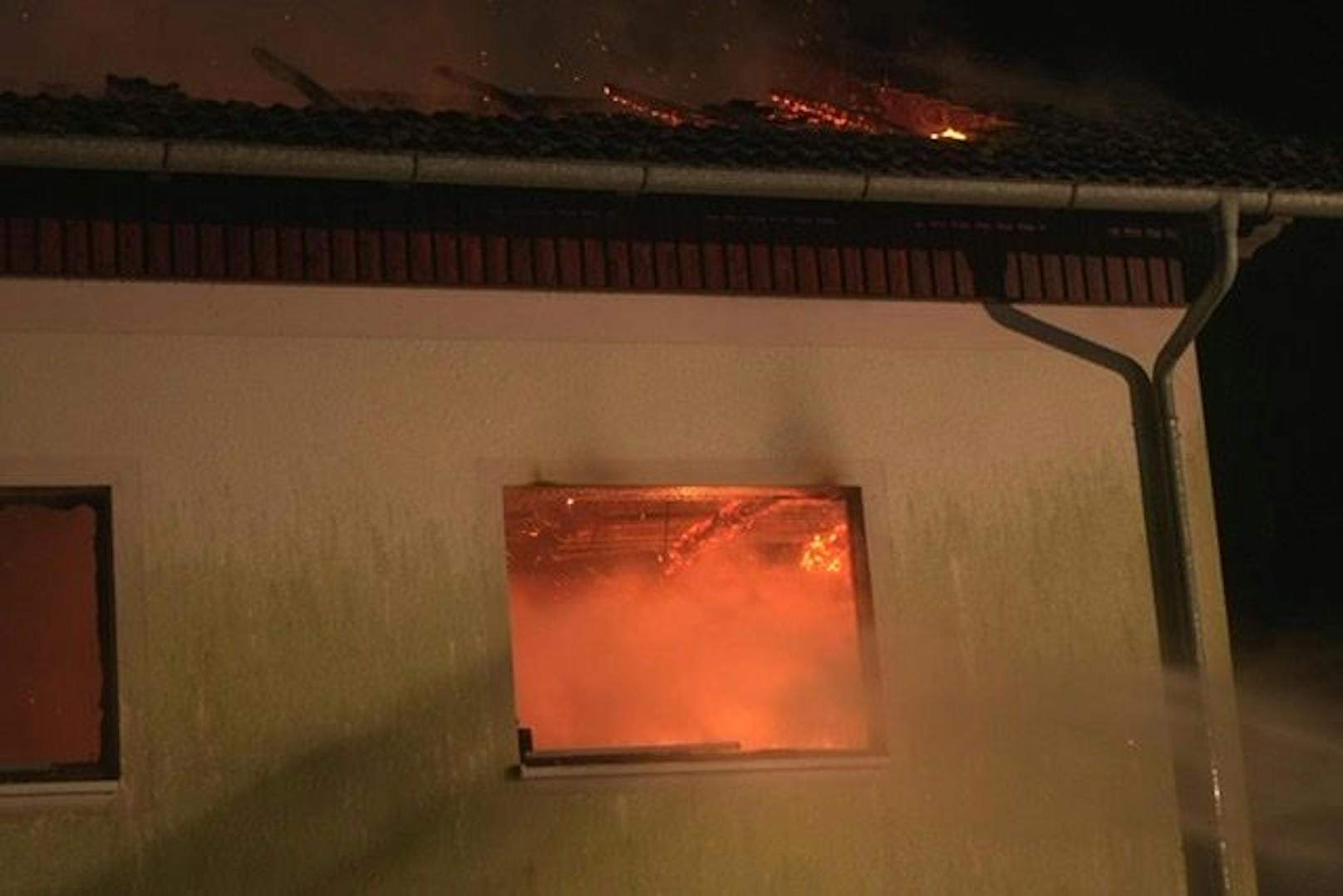 Die Feuerwehr im Löscheinsatz. 