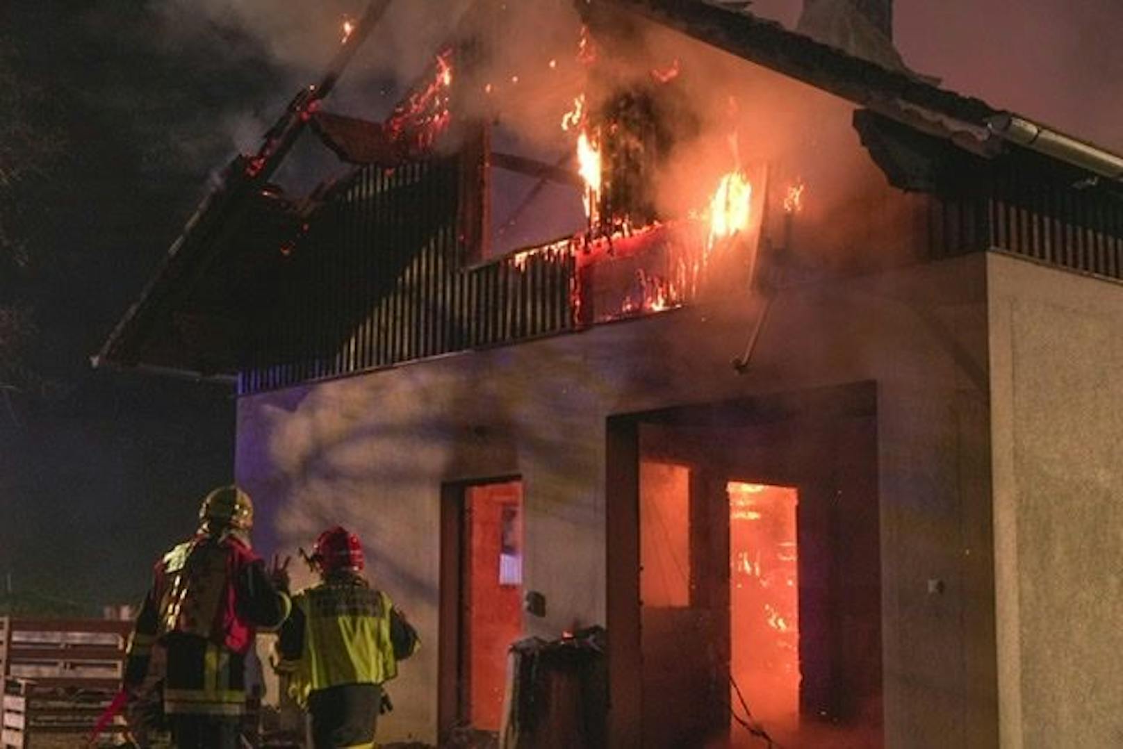 Die Feuerwehr im Löscheinsatz. 