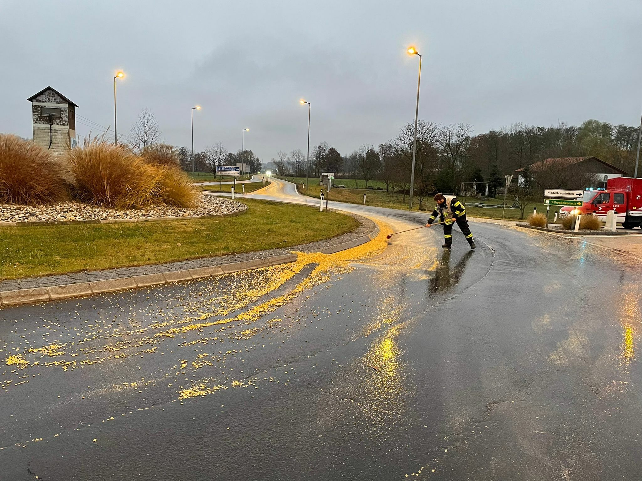 Der Lkw zog eine 15 Kilometer lange Maisspur nach sich.