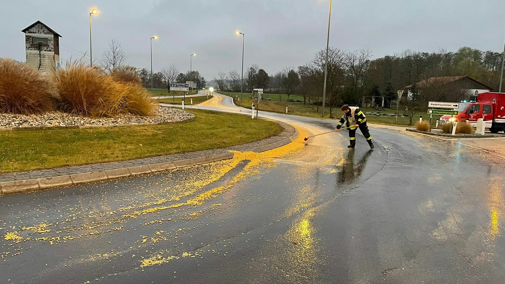 Der LKW zog eine 15 Kilometer lange Maisspur nach sich.