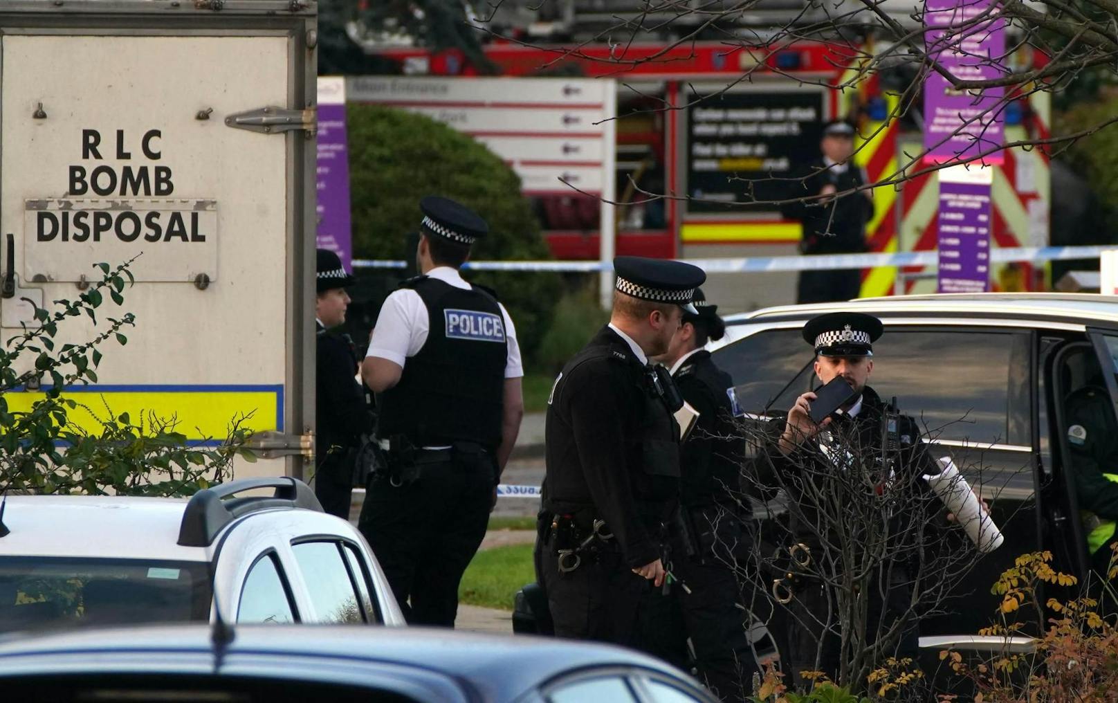 Britische Polizisten vor der Klinik, bei der sich die Explosion ereignete.
