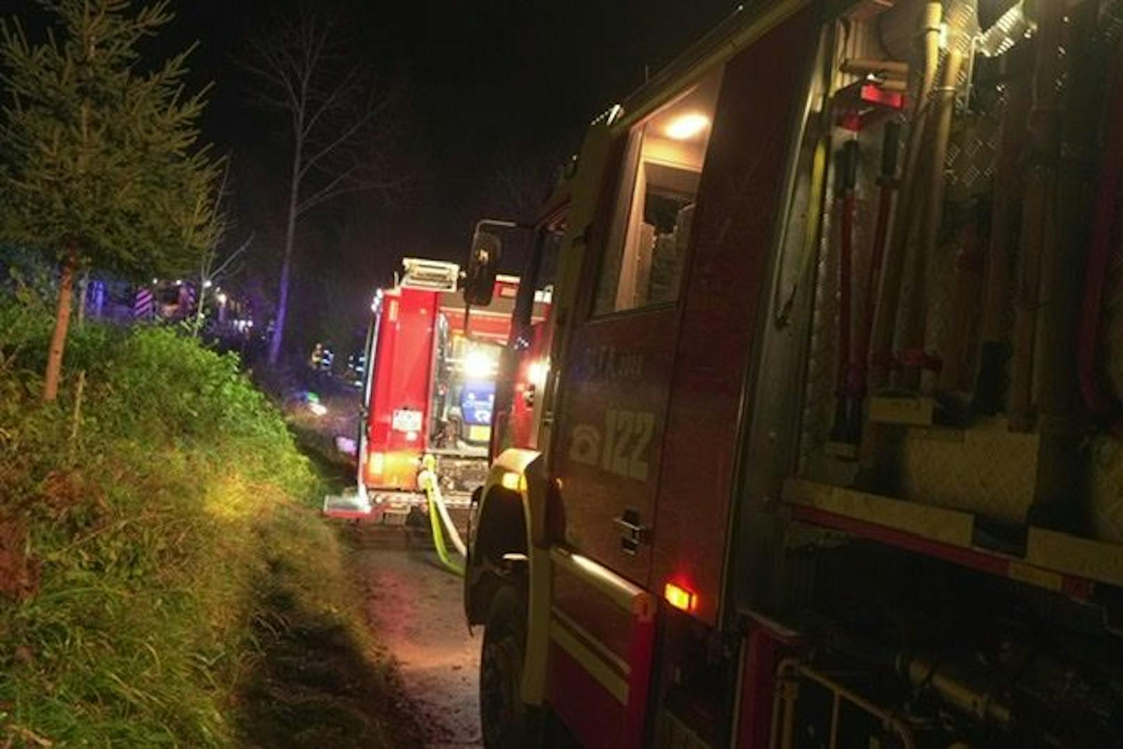 Die Feuerwehr im Löscheinsatz. 