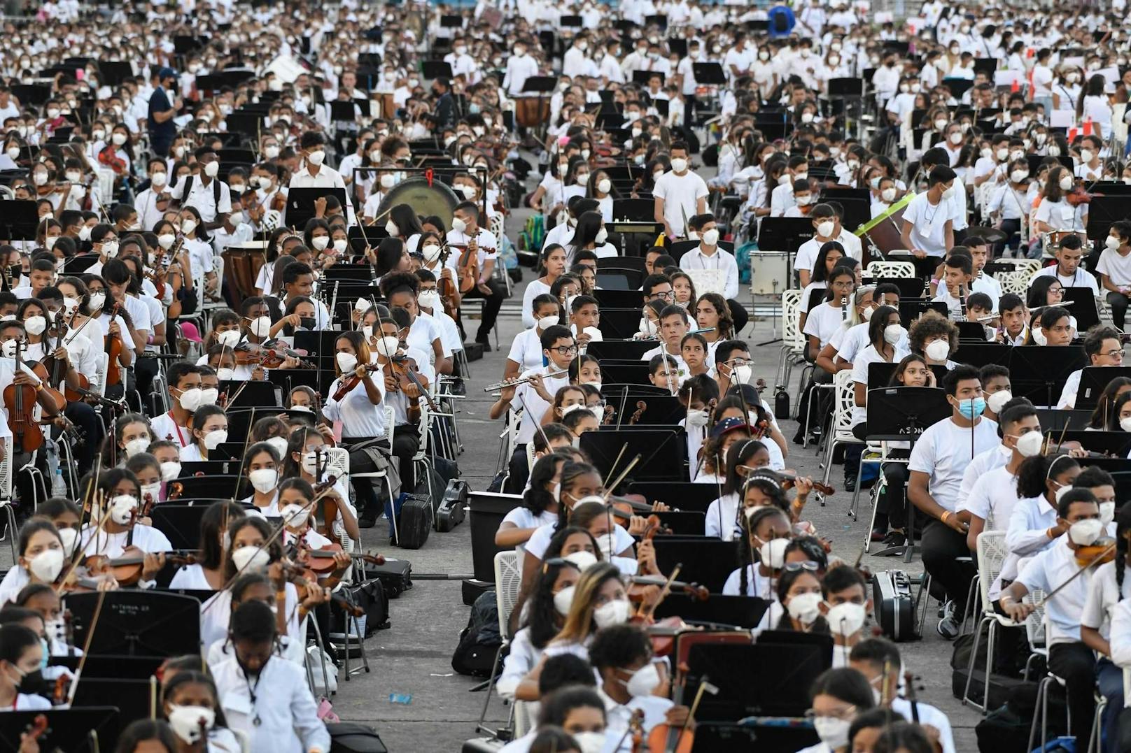 Rekordversuch in Venezuela: Etwa 12.000 Musikerinnen und Musiker haben gleichzeitig ein Musikstück gespielt.