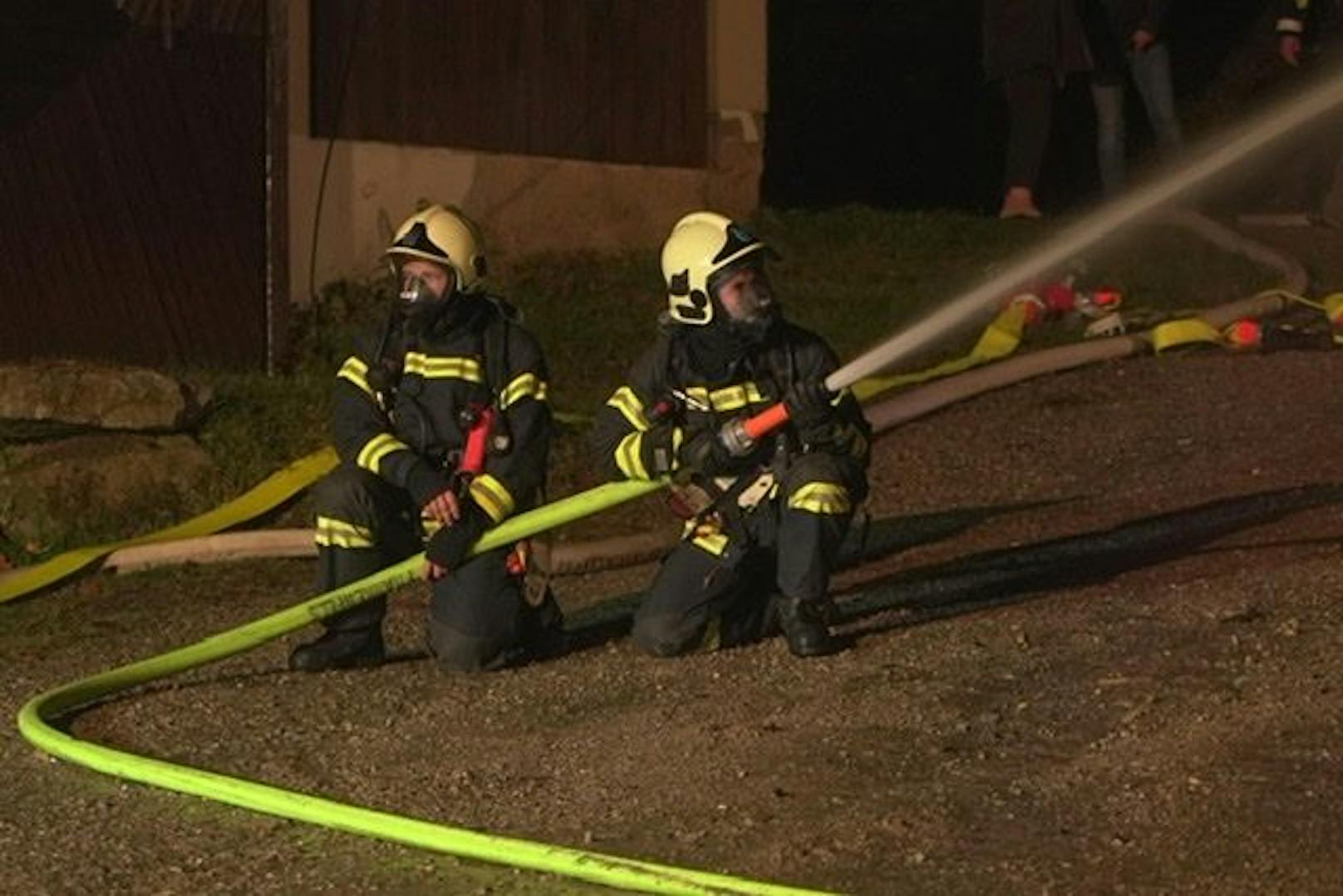 Die Feuerwehr im Löscheinsatz. 