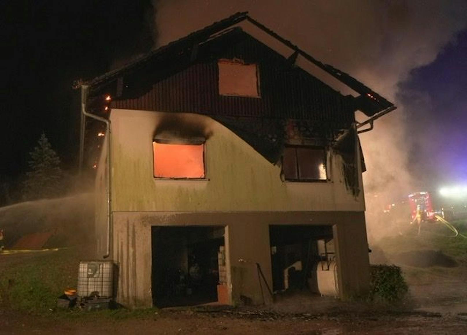 Die Feuerwehr im Löscheinsatz. 