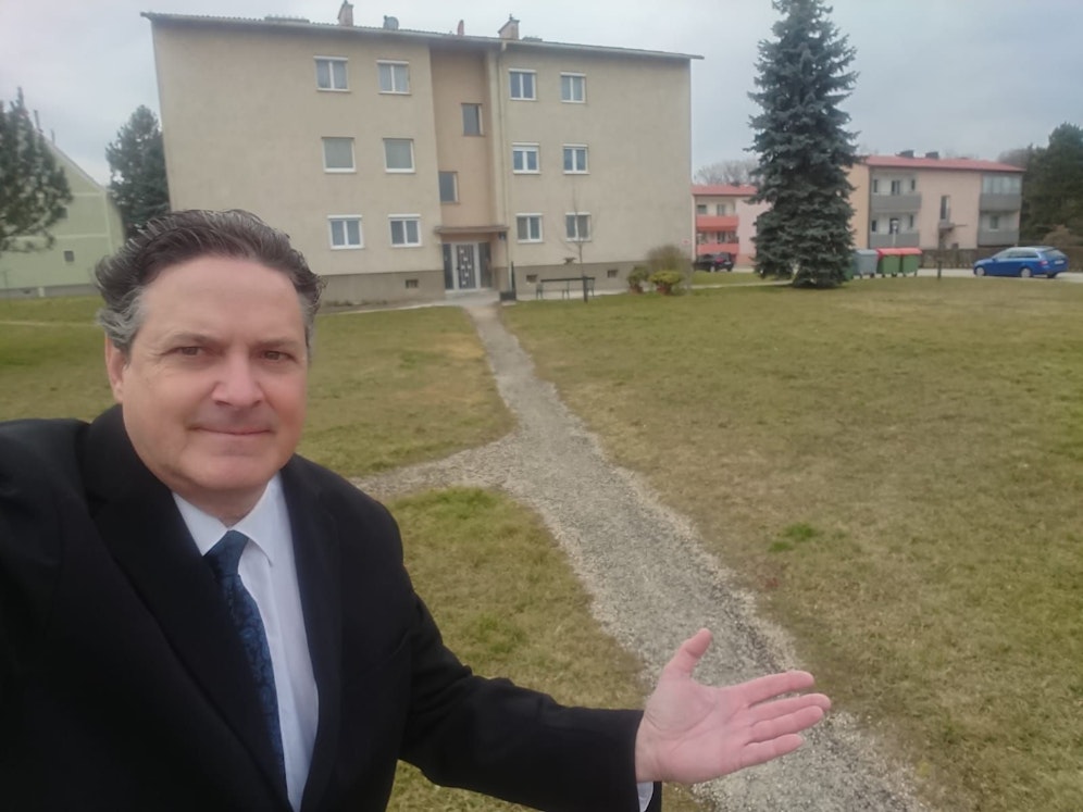 Einer der Betroffenen, Ronald Heberling, vor dem Wohngebäude und dem Wegenetz.