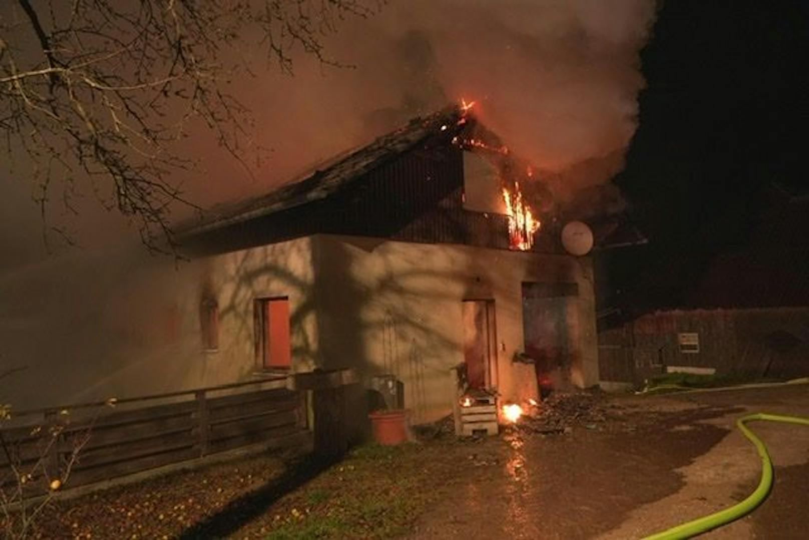 Die Feuerwehr im Löscheinsatz. 