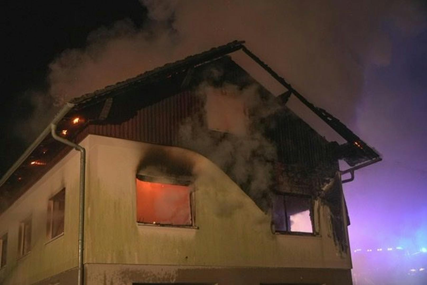 Die Feuerwehr im Löscheinsatz. 