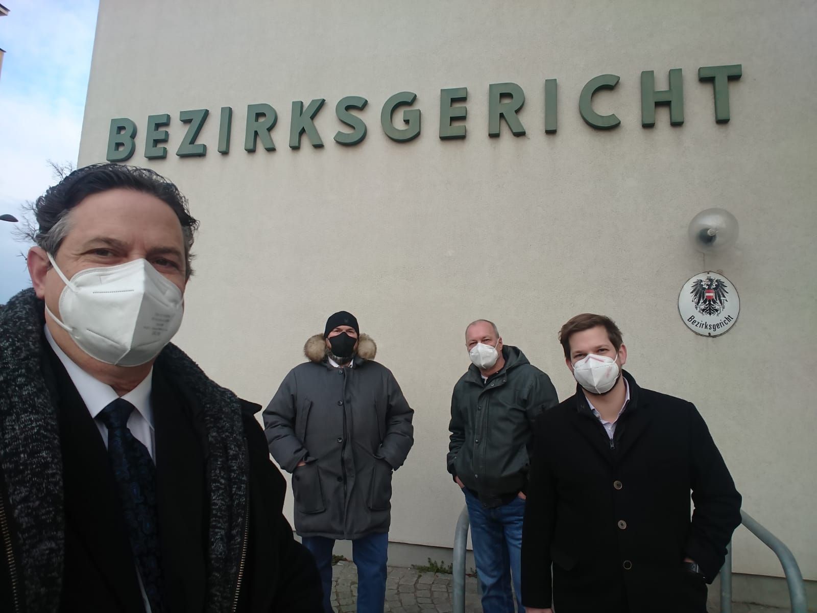 Betroffene Eigentümer mit Anwalt nach der ersten Verhandlung vor dem Bezirksgericht