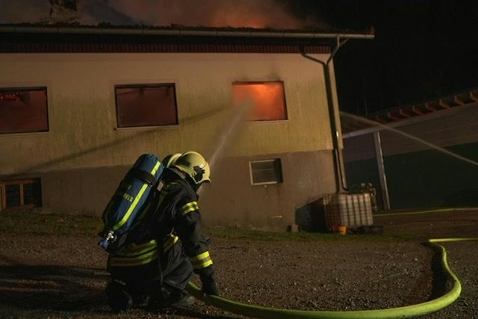 Die Feuerwehr im Löscheinsatz. 