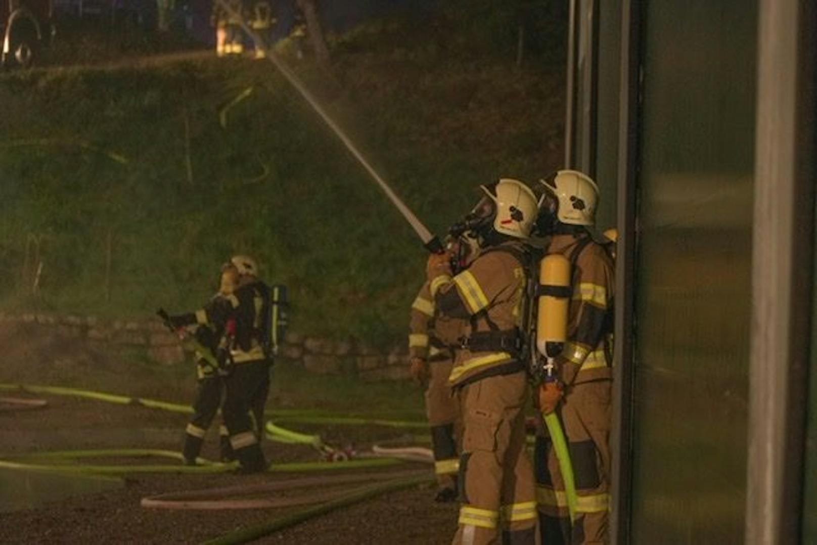 Die Feuerwehr im Löscheinsatz. 