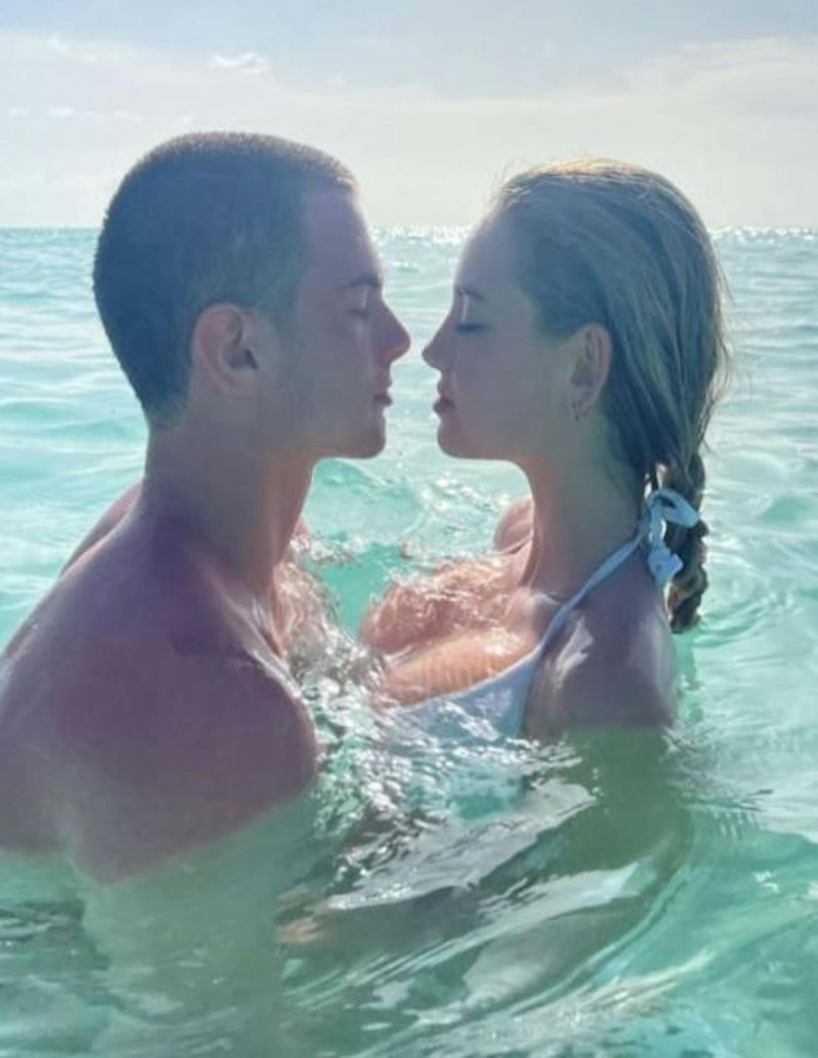 Heidi Klums Model-Tochter Leni feiert ihren zweiten Jahrestag mit Freund Aris im Netz.
