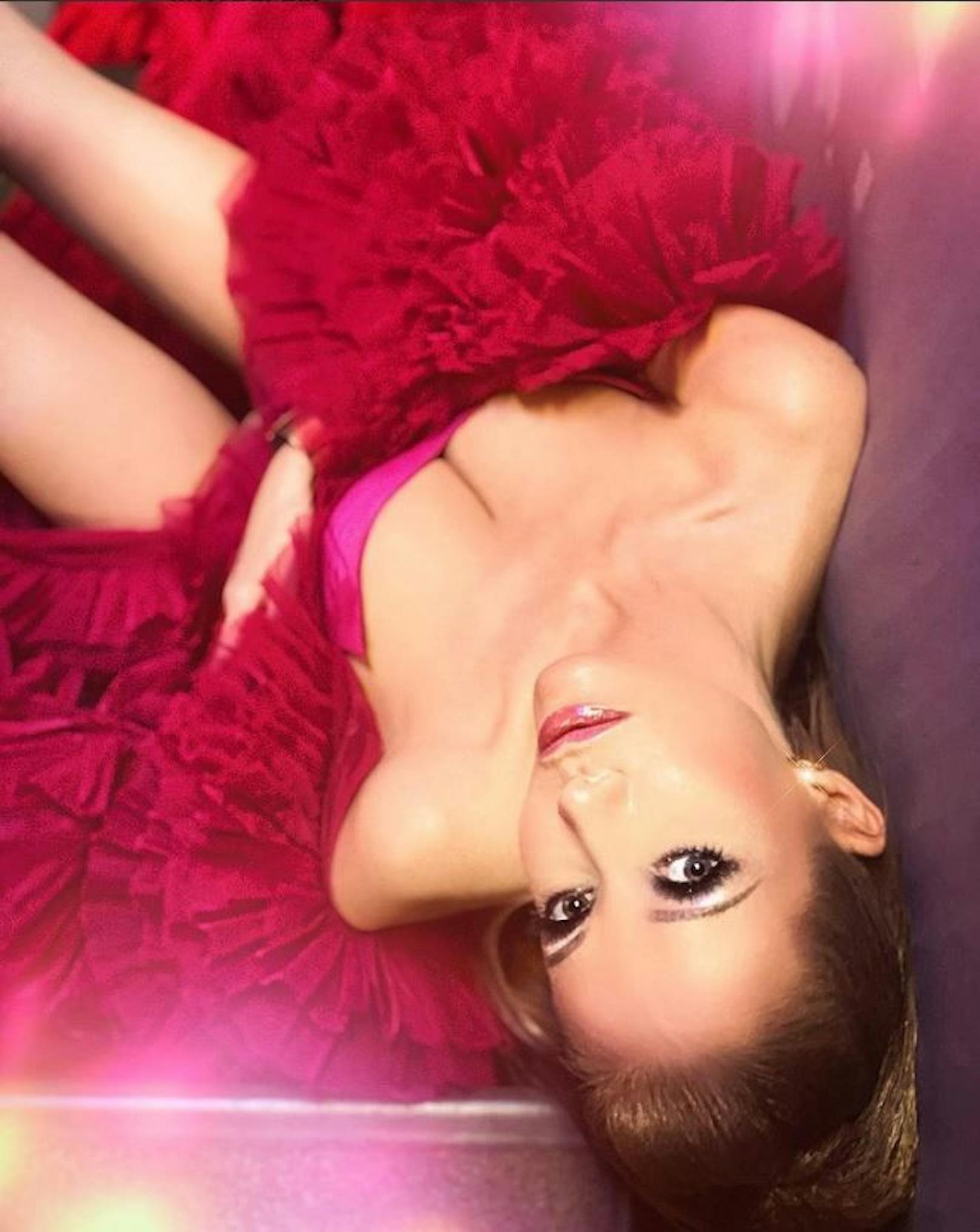 Weil sie nicht einschlafen konnte, teilte "Dancing Stars"-Jurorin Karina Sarkissova dieses laszive Foto mit ihren Fans auf Instagram: "Ich schicke euch allen Küsse."