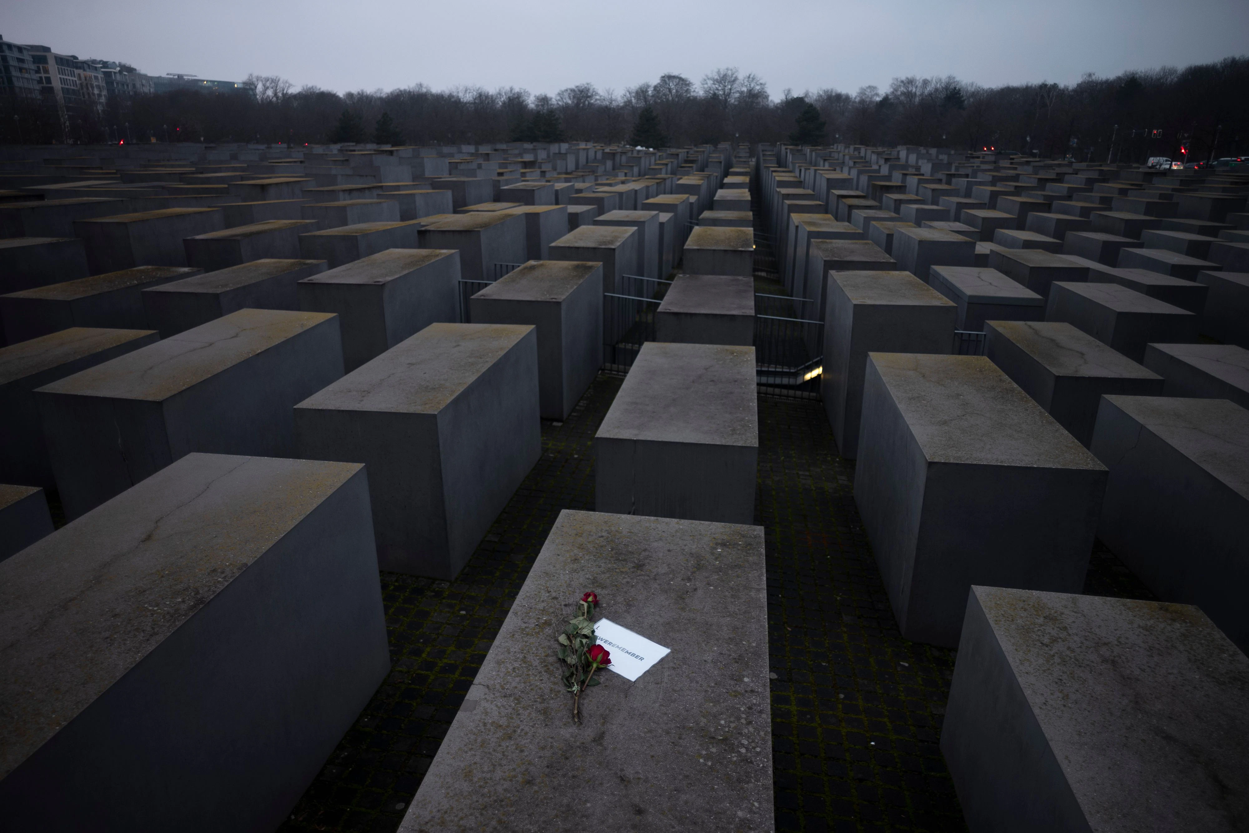 Download von www.picturedesk.com am 14.11.2021 (16:57).  Roses with a note saying "#weremember" are placed on the Holocaust Memorial on International Holocaust Remembrance Day, in Berlin, Germany, Wednesday, Jan. 27, 2021. (AP Photo/Markus Schreiber) - 20210127_PD13340 - Rechteinfo: Rights Managed (RM)