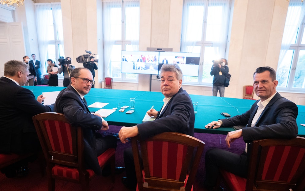 v.l.n.r.: Innenminister <strong>Karl Nehammer</strong> (ÖVP), Bundeskanzler <strong>Alexander Schallenberg</strong> (ÖVP), Vizekanzler <strong>Werner Kogler</strong> (Grüne) und Gesundheitsminister <strong>Wolfgang Mückstein</strong> (Grüne) beim Corona-Krisengipfel.