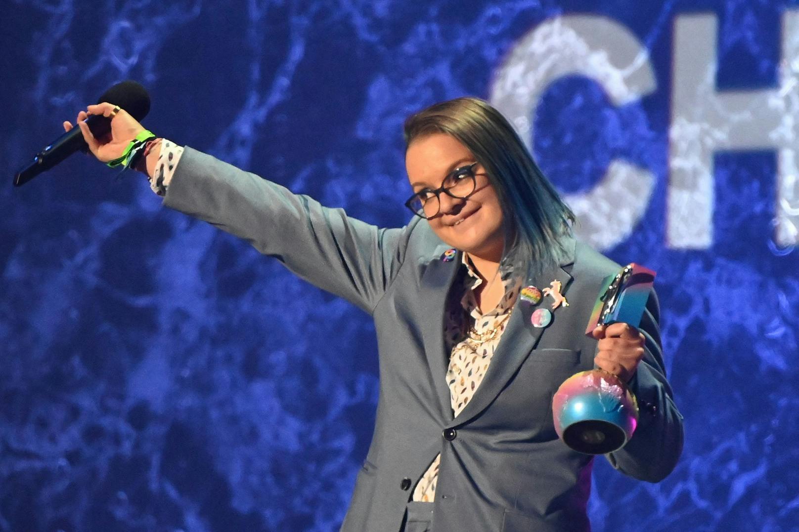 Zeichen für Toleranz gegenüber nicht-heterosexuellen Menschen: Viktoria Radvanyi erhält während des MTV Europe Music Awards den Preis "Generation Change".