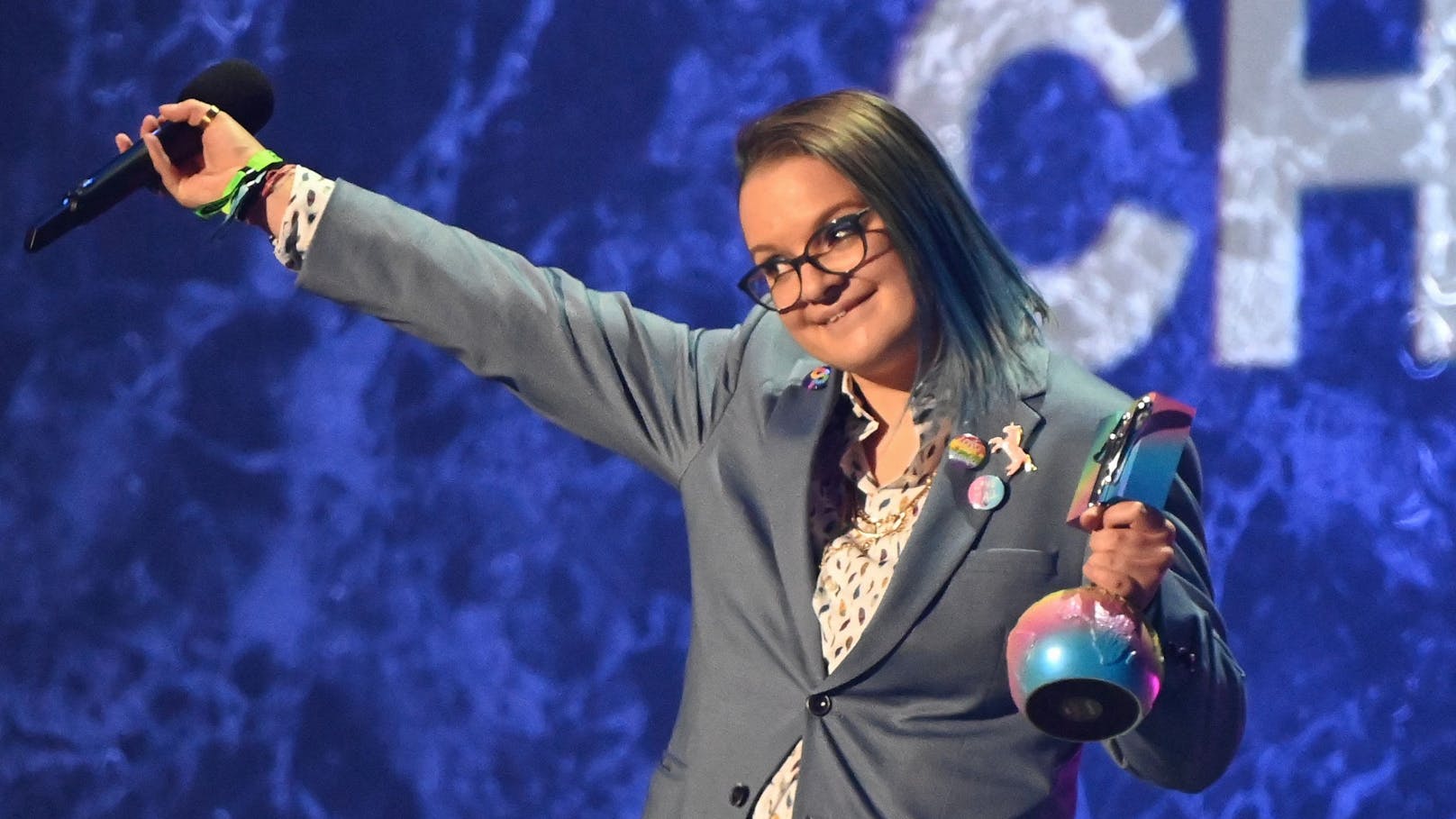 Zeichen für Toleranz gegenüber nicht-heterosexuellen Menschen: Viktoria Radvanyi erhält während des MTV Europe Music Awards den Preis "Generation Change".