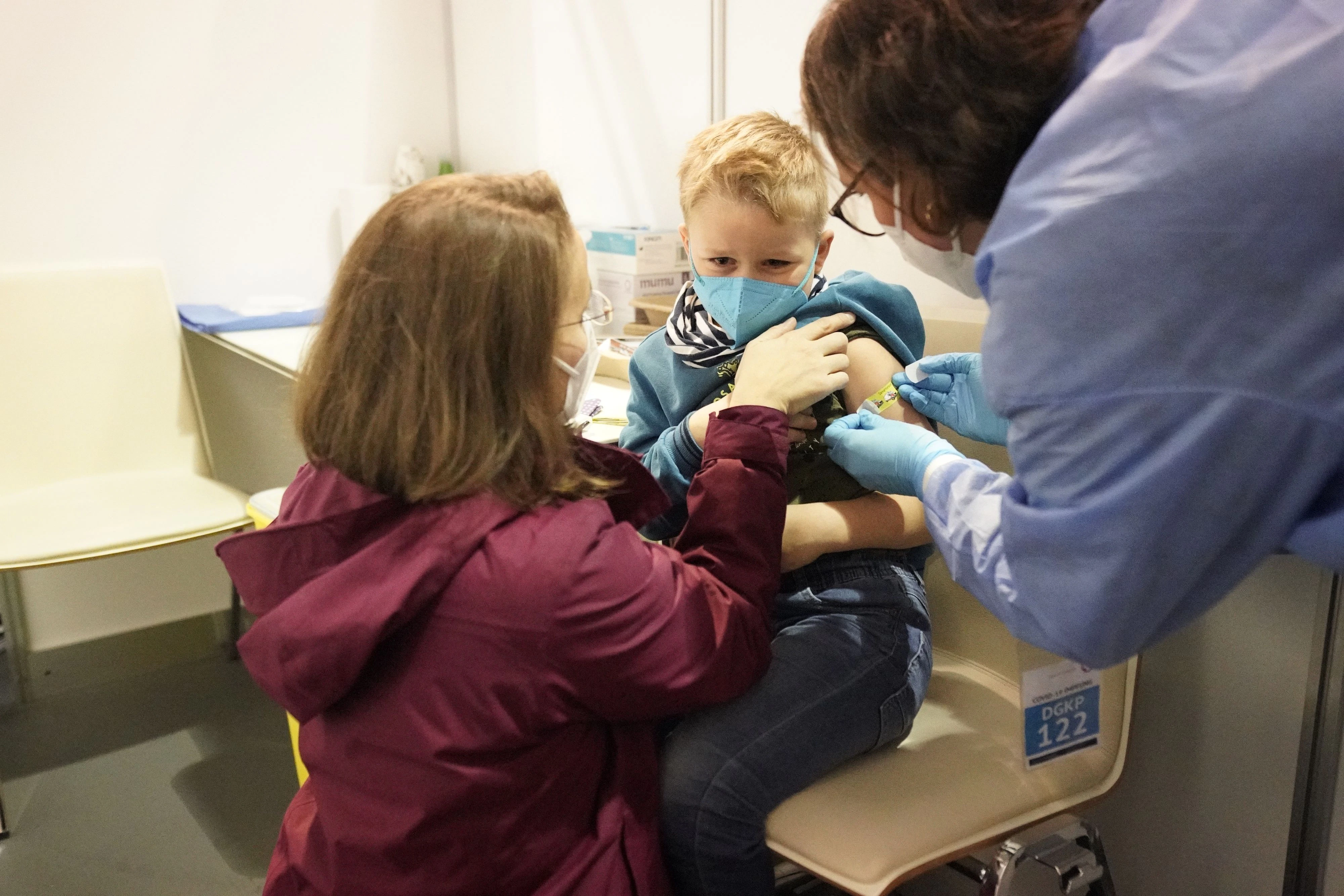 Seit Montag, den 15. November, werden im Austria Center Vienna in Wien-Donaustadt auch Kinder ab 5 Jahren gegen Corona geimpft. Bürgermeister Michael Ludwig und Gesundheitsstadtrat Peter Hacker (beide SPÖ) waren bei den ersten Impfungen dabei und gratulierten den tapferen Kindern.