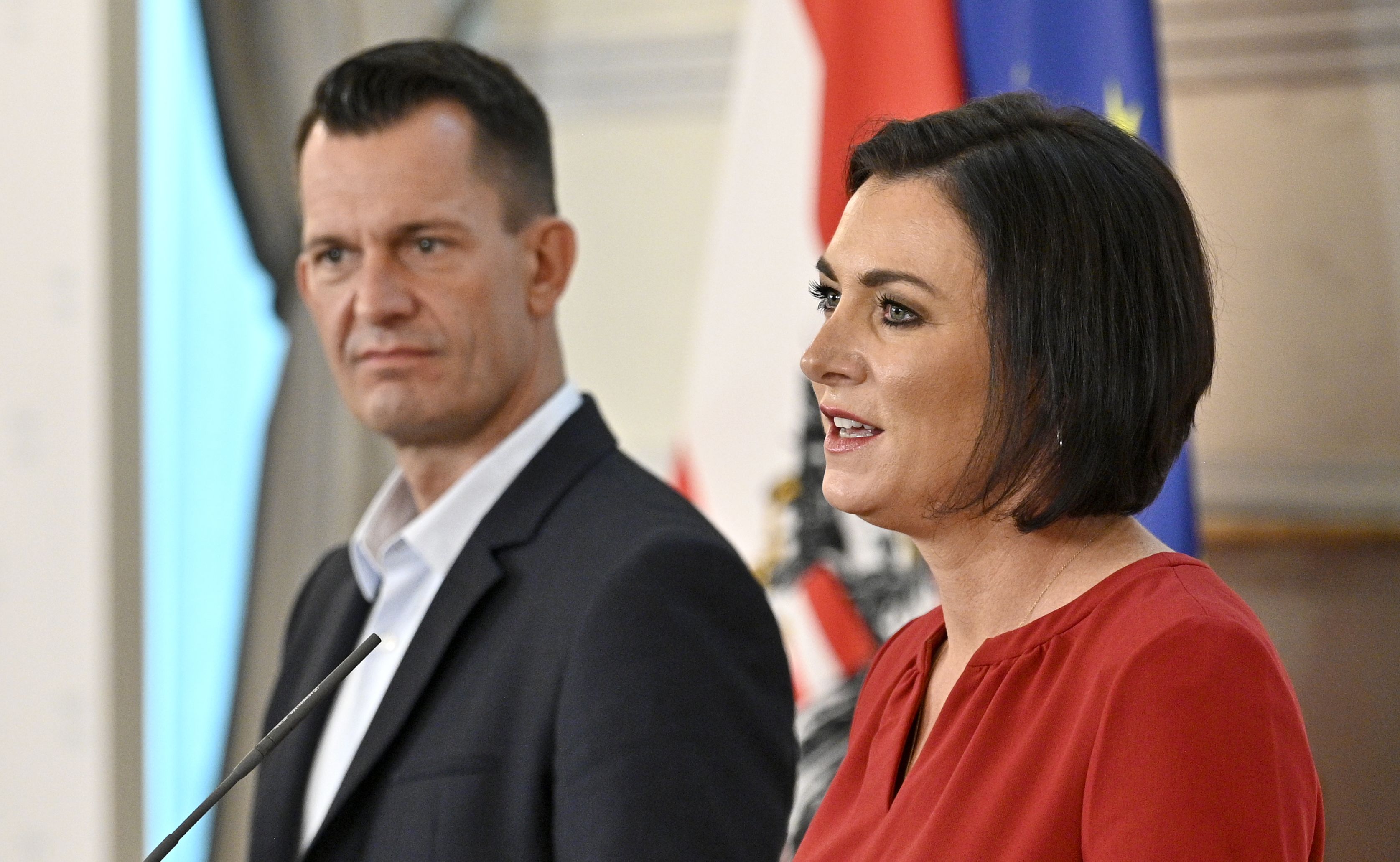 Download von www.picturedesk.com am 15.11.2021 (12:21).  ABD0049_20210920 - WIEN - ÖSTERREICH: (v.l.), Gesundheitsminister Wolfgang Mückstein (Grüne), Tourismusministerin Elisabeth Köstinger (ÖVP) anl. einer PK zu Regelungen im Wintertourismus am Montag, 20. September 2021 in Wien. - FOTO: APA/HANS PUNZ - 20210920_PD1015 - Rechteinfo: Rights Managed (RM)