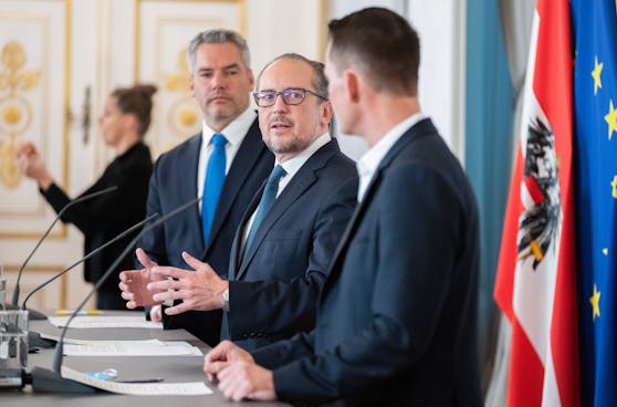 Innenminister Karl Nehammer (ÖVP), Bundeskanzler Alexander Schallenberg (ÖVP) und Gesundheitsminister Wolfgang Mückstein (Grüne) 