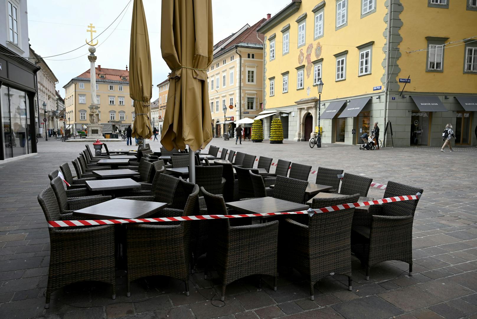 Abgesperrte Tische und Stühle eines Lokals am Alten Platz (Archivfoto)