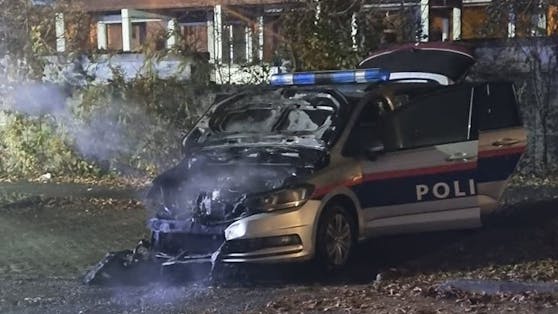 Ein Unbekannter zündete dieses Polizeiauto in Linz an.
