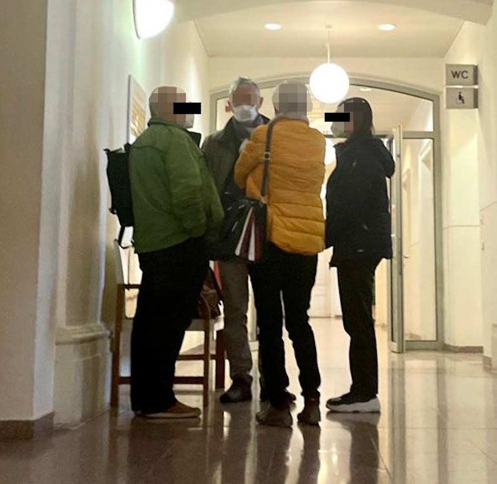 Die angeklagte Familie mit deren Anwalt (2. vl)