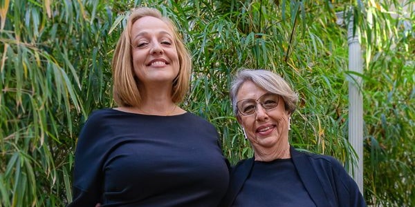 Nunu Kaller mit ihrer Mama in Öko-Mode