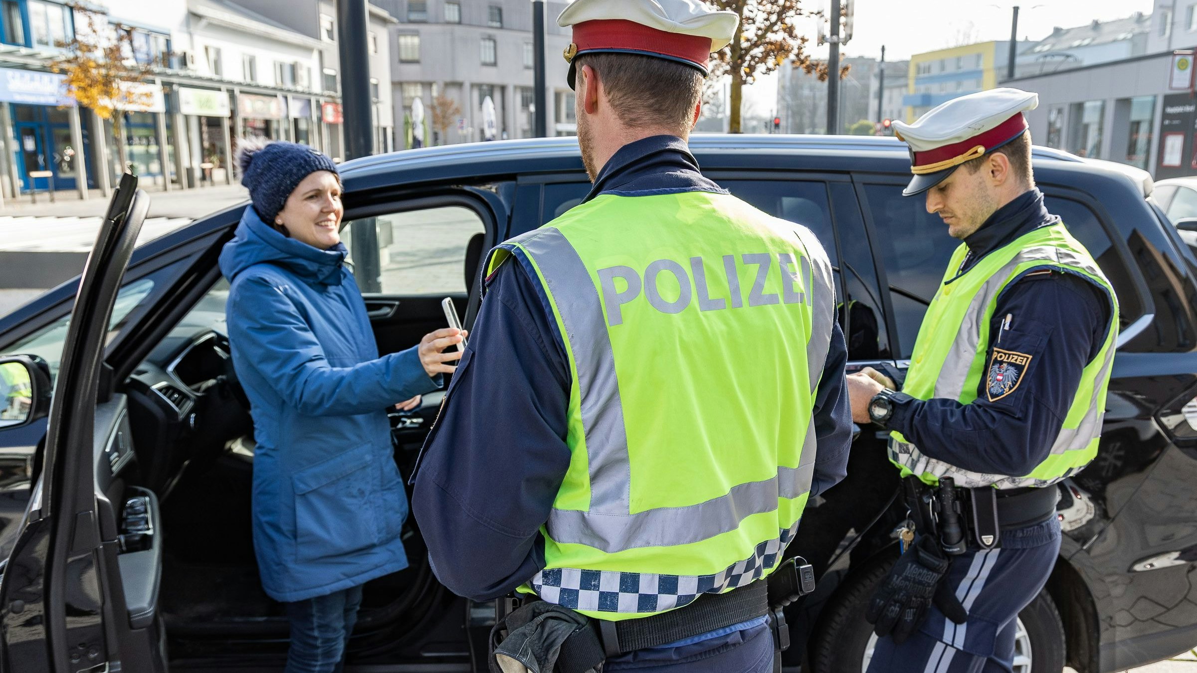 Bei Autokontrollen wird auch der 2G-Nachweis von der Polizei kontrolliert.