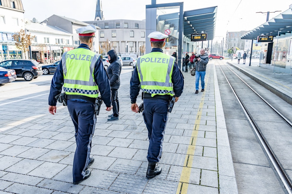 Die Polizei kontrolliert den Lockdown, hier sieht man Beamte in Traun.