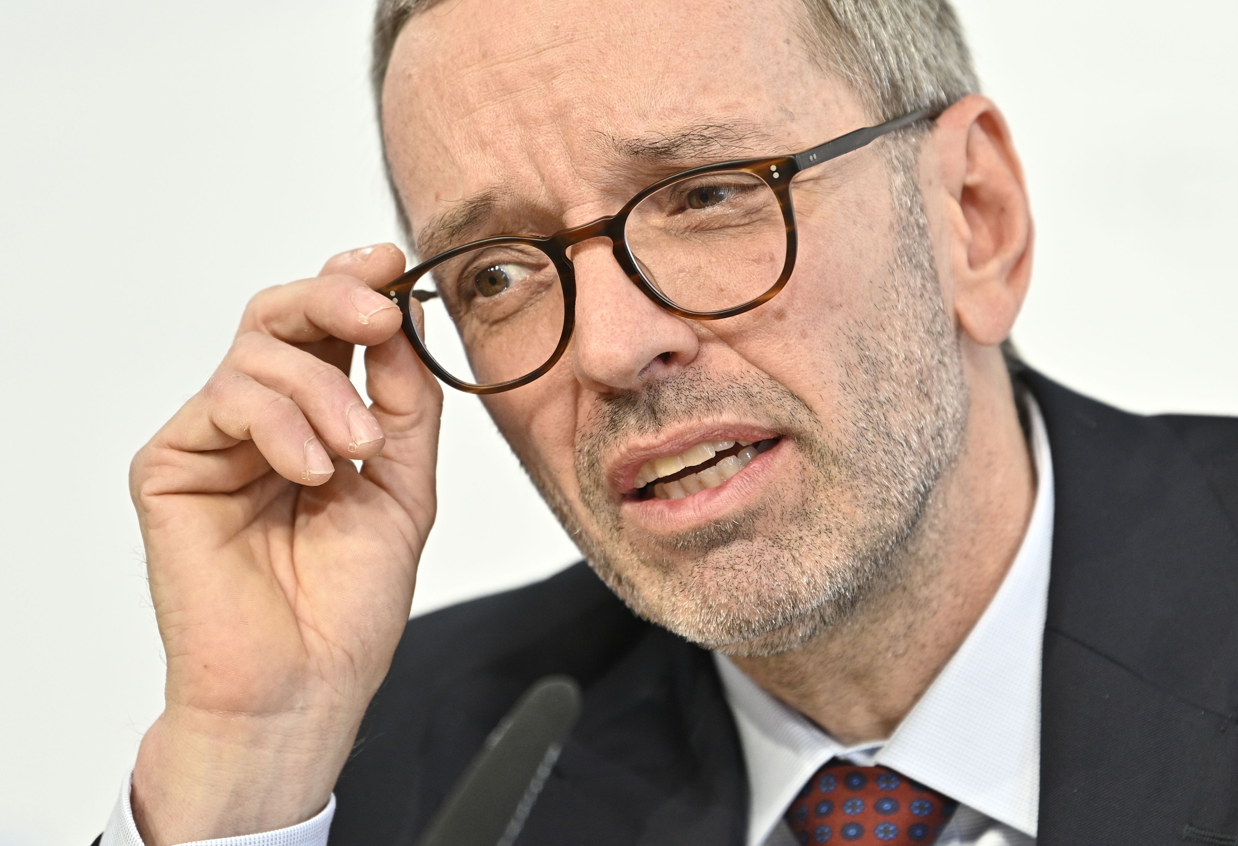 Nicht, dass er sich angesteckt hat, tut FPÖ-Chef Herbert Kickl besonders leid.